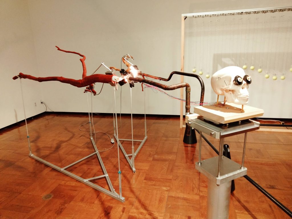 木と金属パイプ、骸骨をあしらった作品