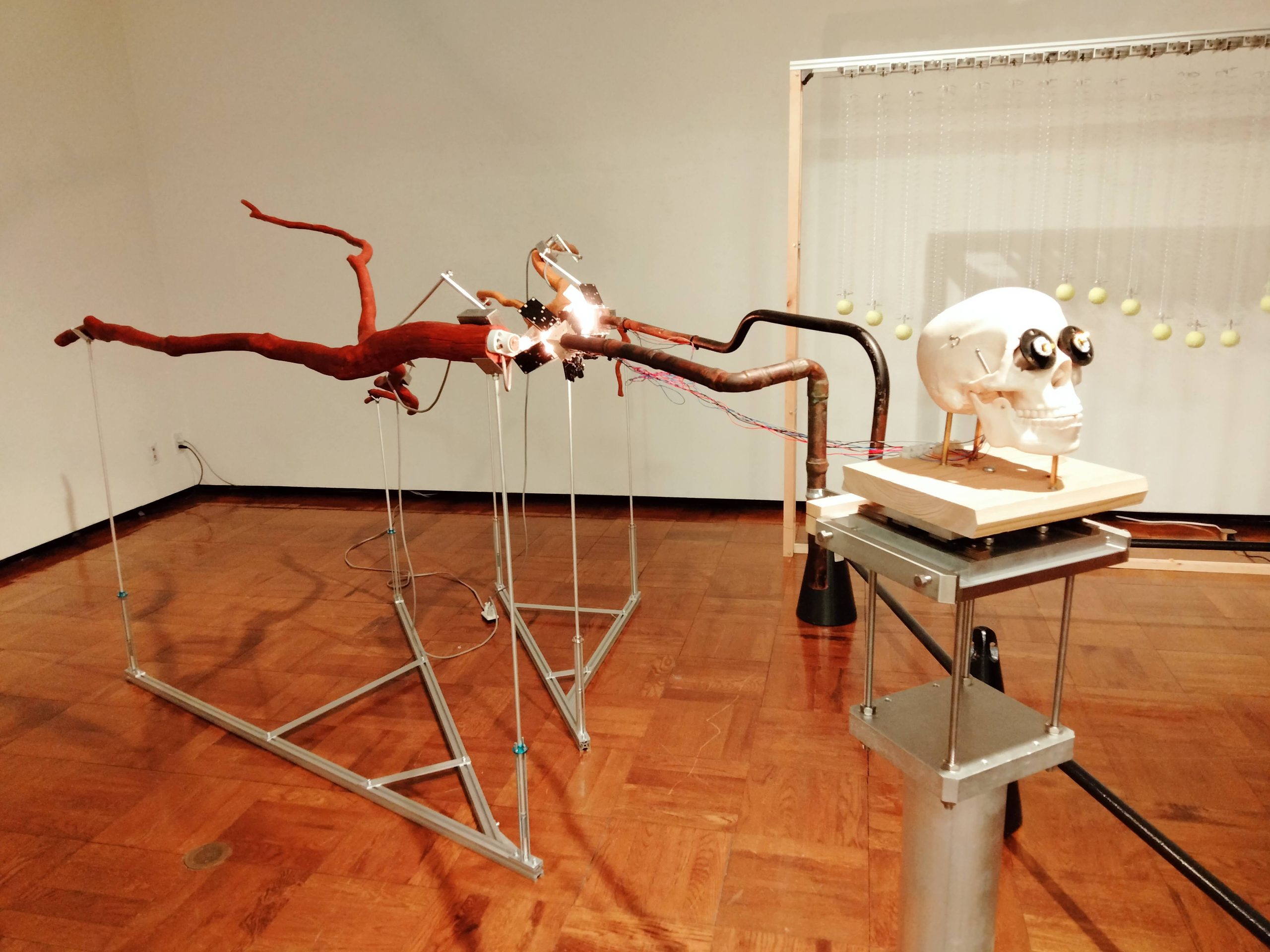 木と金属パイプ、骸骨をあしらった作品