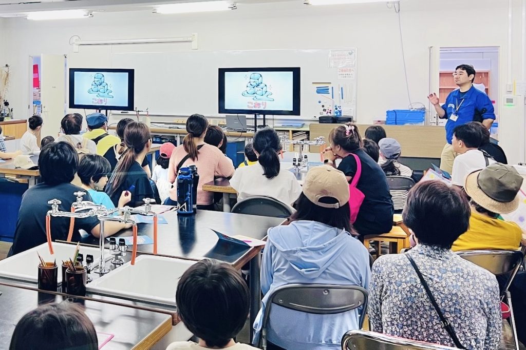 動画「うちゅうはなにからできてるの？」を見て、そりゅうしについて学ぶ参加者