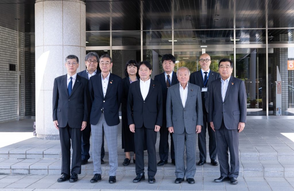 自由民主党 鈴木 敏一総務会長、小野寺 五典政務調査会長が 高エネルギー加速器研究機構を視察