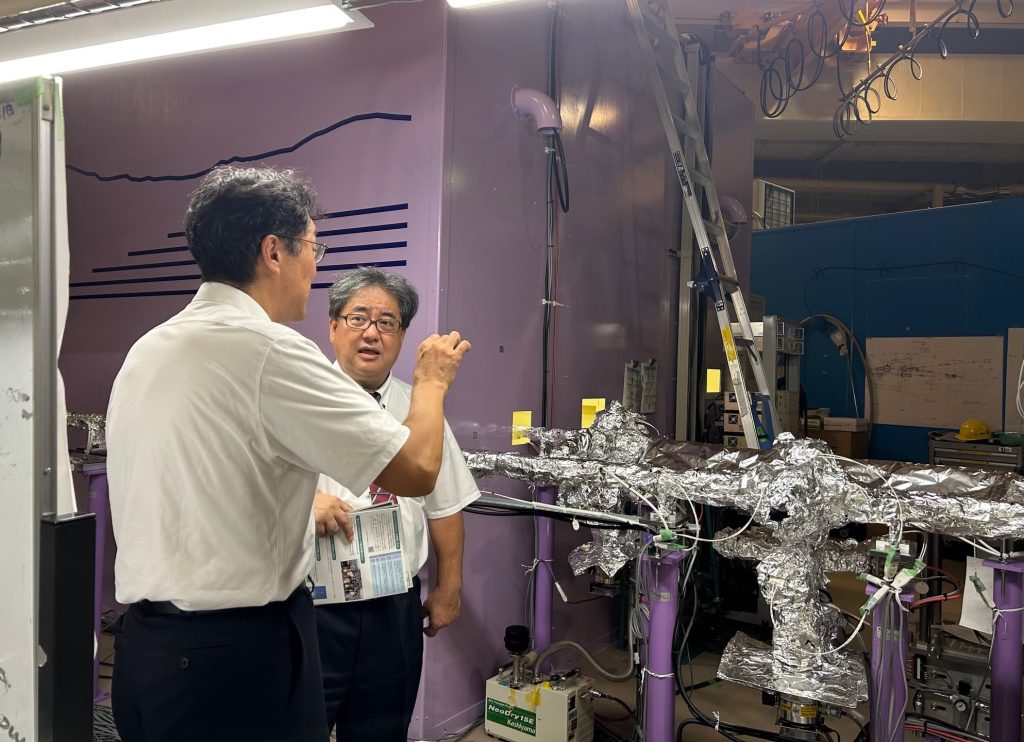 放射光科学実験施設にて研究者より説明を受ける淵上研究振興局長（右）