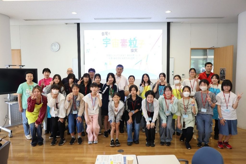 見学に訪れた浅井祥仁(あさいしょうじ)KEK機構長(後列中央)と集合写真を撮影