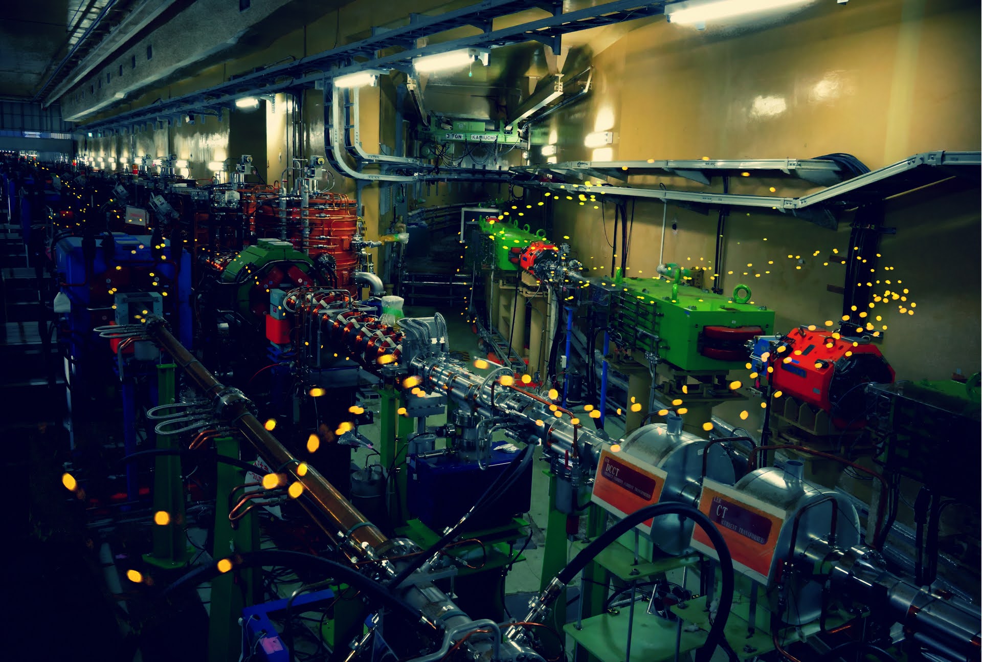 KEK賞２位：「加速器と姫ホタル1」 撮影者：佐々木 能成 さん（作家）