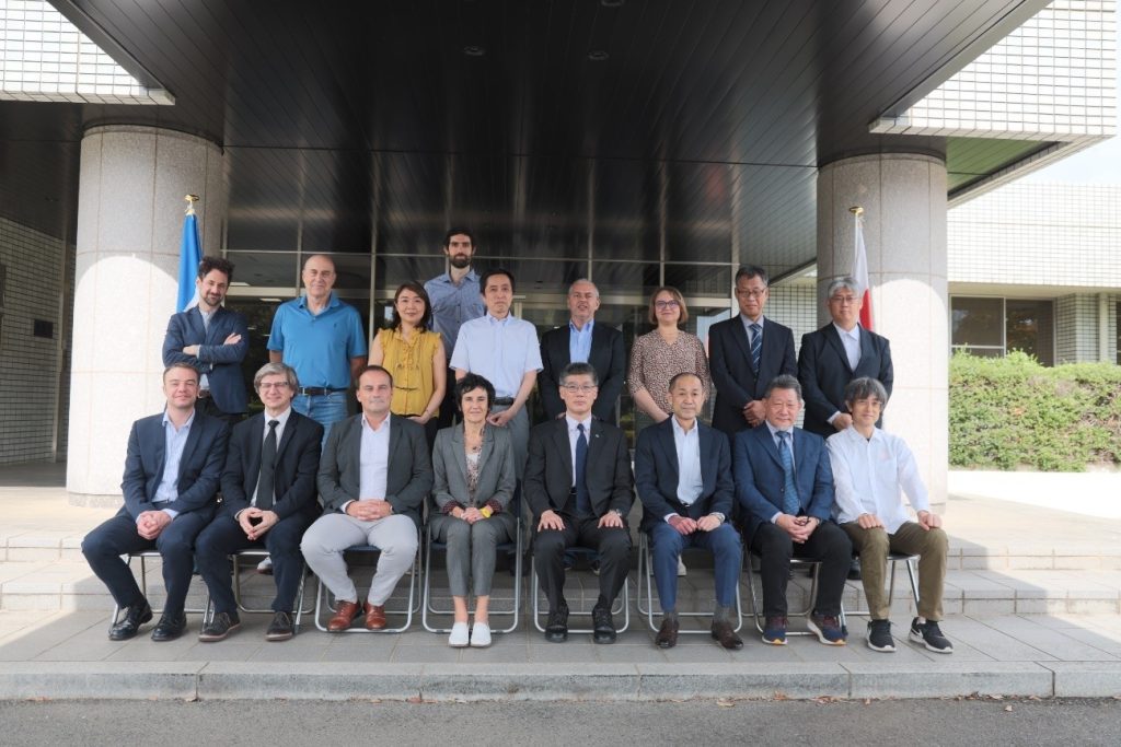 At the entrance of Administration Building
Christelle Roy, Director, CNRS/IN2P3 (Fourth from the left),
Dr. Shoji Asai, Director General, KEK(Fourth from the right)