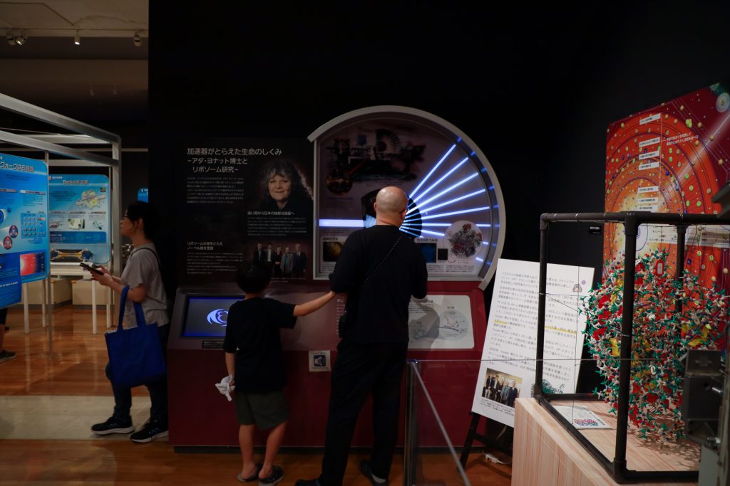 スパークチェンバーと霧箱で素粒子の軌跡が明るく浮かび上がる様子