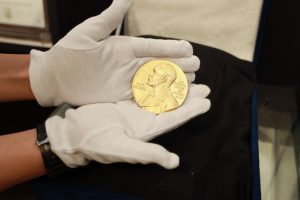 ノーベル物理学賞メダルを手に取って記念撮影