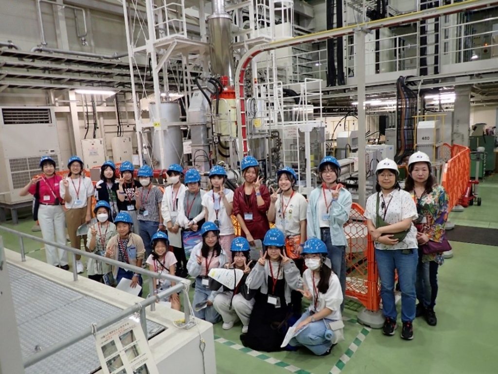 KEK一般公開2025で「理系女子ミニツアー&講演会」を開催しました
