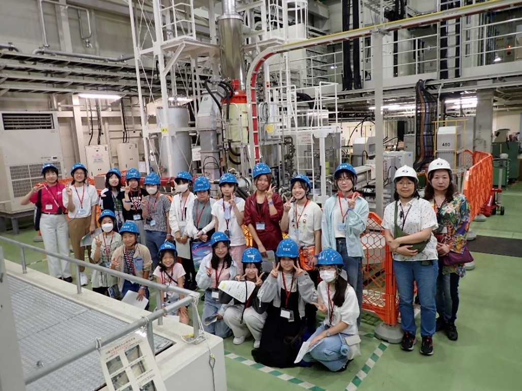 KEK一般公開2025で「理系女子ミニツアー&講演会」を開催しました
