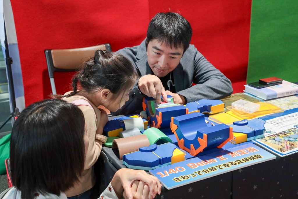 分解して遊んでもらいながら、教材開発を主導したKEK 素粒子原子核研究所 中山 浩幸 准教授が実験の内容をわかりやすく話しました