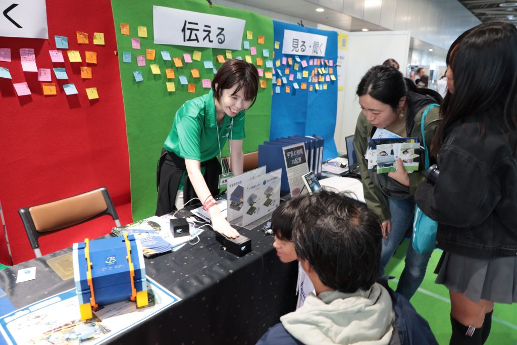 来場者に音の違いについて説明する加速キッチン・須藤舞子さん