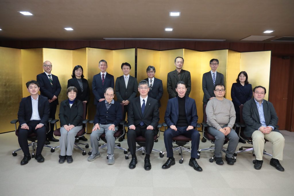 寄附者の方々と浅井機構長（前列中央）、
足立寄附金担当理事（後列左端）との記念撮影
