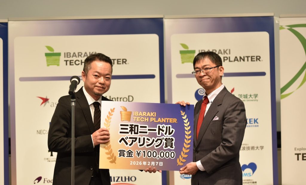 Executive Officer Atsushi Shimada of TNK SANWA PRECISION CO., LTD. (left) and Senior Engineer Shunsuke Makimura 