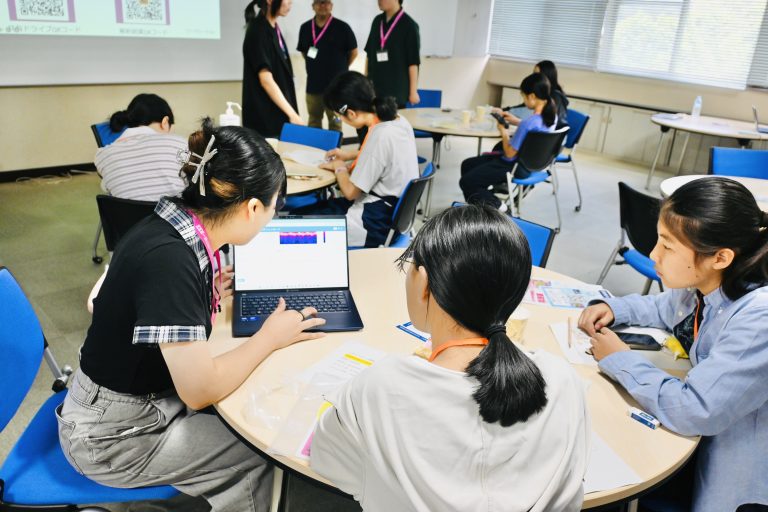 グループに分かれ、周期表ジグソーパズルに挑戦、交流を行いました